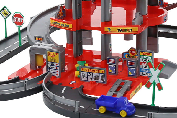 Wasstraat, tankstation en autolift