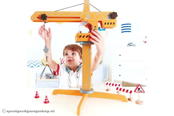 Beleef urenlang speelplezier met de houten hijskraan van Hape.