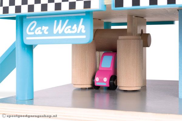 In de car wash laat je de auto's weer glimmen.