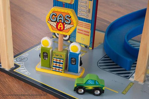 Tanken bij de benzinepomp.