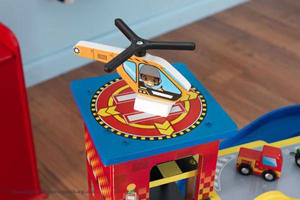 Voorzien van helicopterplatform met helicopter.