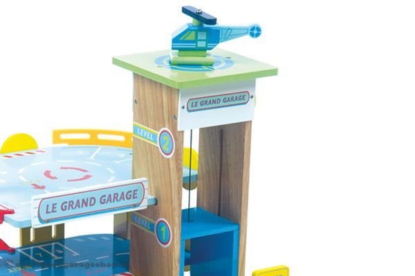 Met helikopterplatform en helikopter.