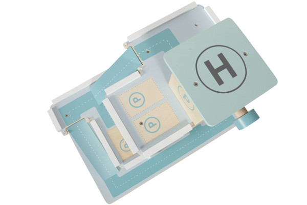 Voorzien van een eigen helikopterplatform mét helikopter.