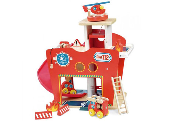 Houten brandweerkazerne van het merk Vilac.